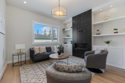 8108 47 Avenue Nw, Calgary, AB - Indoor Photo Showing Living Room
