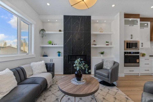 8108 47 Avenue Nw, Calgary, AB - Indoor Photo Showing Living Room