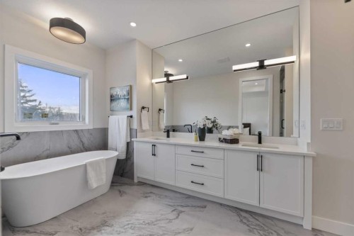 8108 47 Avenue Nw, Calgary, AB - Indoor Photo Showing Bathroom