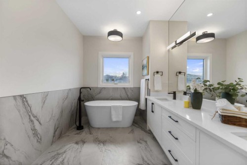 8108 47 Avenue Nw, Calgary, AB - Indoor Photo Showing Bathroom