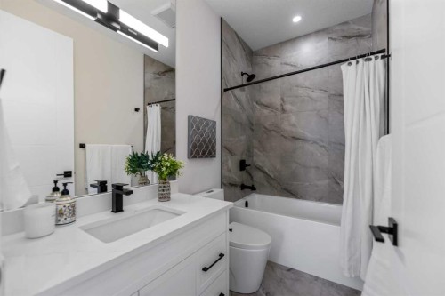 8108 47 Avenue Nw, Calgary, AB - Indoor Photo Showing Bathroom