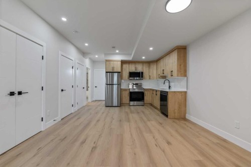 8108 47 Avenue Nw, Calgary, AB - Indoor Photo Showing Kitchen