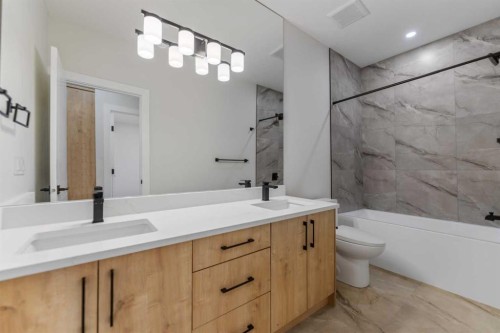 8108 47 Avenue Nw, Calgary, AB - Indoor Photo Showing Bathroom