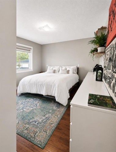 95 Hillgrove Crescent Sw, Calgary, AB - Indoor Photo Showing Bedroom