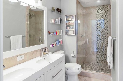 95 Hillgrove Crescent Sw, Calgary, AB - Indoor Photo Showing Bathroom