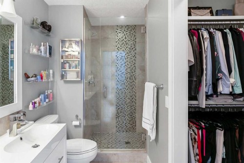 95 Hillgrove Crescent Sw, Calgary, AB - Indoor Photo Showing Bathroom