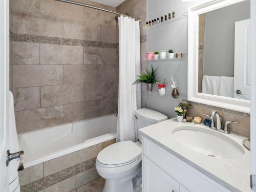 95 Hillgrove Crescent Sw, Calgary, AB - Indoor Photo Showing Bathroom