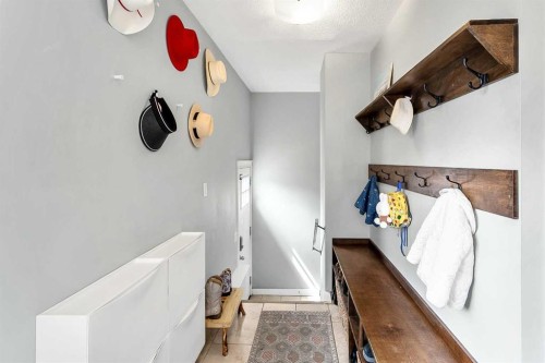 95 Hillgrove Crescent Sw, Calgary, AB - Indoor Photo Showing Other Room