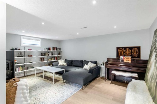 95 Hillgrove Crescent Sw, Calgary, AB - Indoor