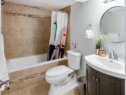 95 Hillgrove Crescent Sw, Calgary, AB - Indoor Photo Showing Bathroom