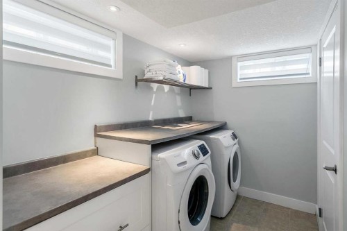 95 Hillgrove Crescent Sw, Calgary, AB - Indoor Photo Showing Laundry Room