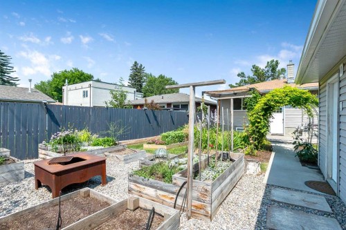 95 Hillgrove Crescent Sw, Calgary, AB - Outdoor