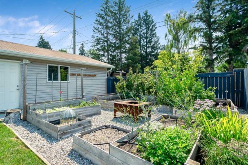 95 Hillgrove Crescent Sw, Calgary, AB - Outdoor