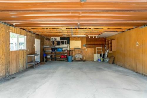 95 Hillgrove Crescent Sw, Calgary, AB - Indoor Photo Showing Garage