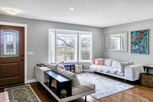 95 Hillgrove Crescent Sw, Calgary, AB - Indoor Photo Showing Living Room