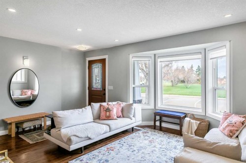 95 Hillgrove Crescent Sw, Calgary, AB - Indoor Photo Showing Living Room