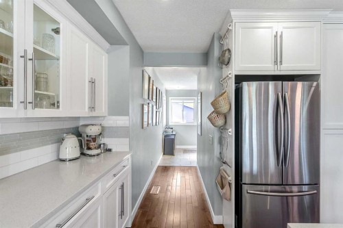 95 Hillgrove Crescent Sw, Calgary, AB - Indoor Photo Showing Other Room