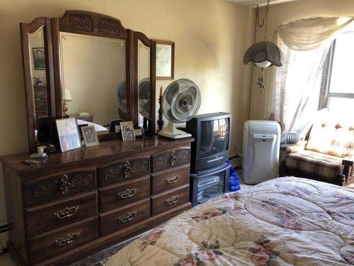 407-3719C 49 Street Nw, Calgary, AB - Indoor Photo Showing Bedroom