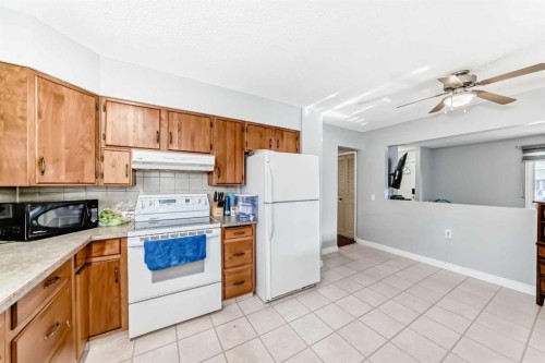 4424 Maryvale Drive Ne, Calgary, AB - Indoor Photo Showing Kitchen