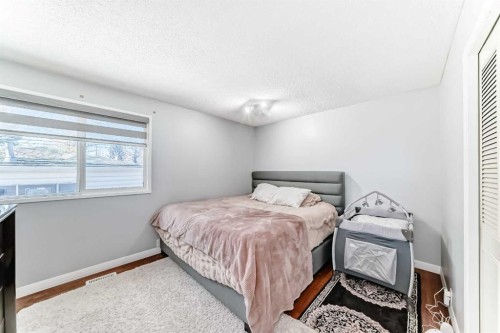 4424 Maryvale Drive Ne, Calgary, AB - Indoor Photo Showing Bedroom