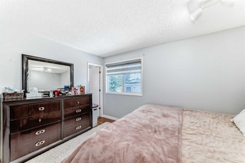 4424 Maryvale Drive Ne, Calgary, AB - Indoor Photo Showing Bedroom