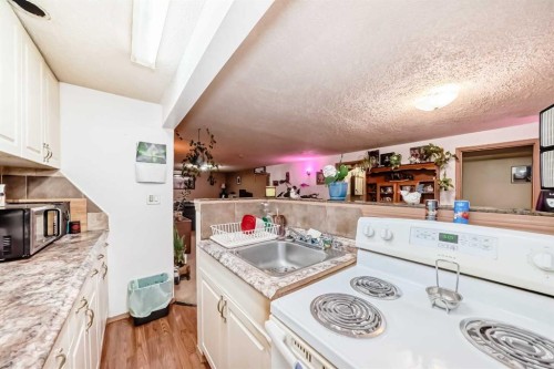 4424 Maryvale Drive Ne, Calgary, AB - Indoor Photo Showing Kitchen