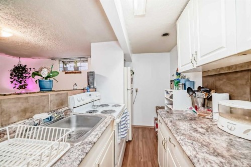 4424 Maryvale Drive Ne, Calgary, AB - Indoor Photo Showing Kitchen