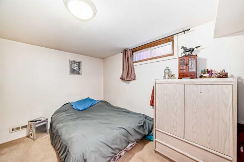 4424 Maryvale Drive Ne, Calgary, AB - Indoor Photo Showing Bedroom