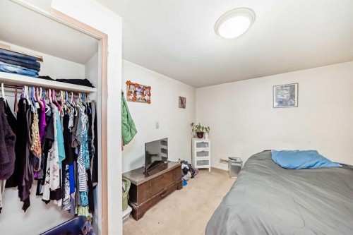 4424 Maryvale Drive Ne, Calgary, AB - Indoor Photo Showing Bedroom