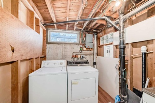 4424 Maryvale Drive Ne, Calgary, AB - Indoor Photo Showing Laundry Room