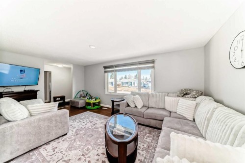 4424 Maryvale Drive Ne, Calgary, AB - Indoor Photo Showing Living Room