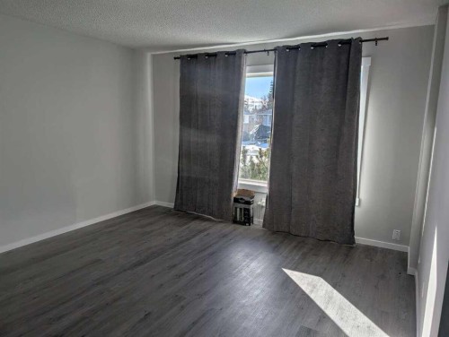 1106 39 Street Se, Calgary, AB - Indoor Photo Showing Other Room