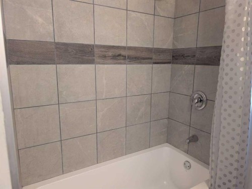 1106 39 Street Se, Calgary, AB - Indoor Photo Showing Bathroom