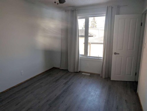 1106 39 Street Se, Calgary, AB - Indoor Photo Showing Other Room
