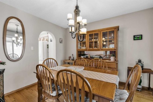 288 Deer Run Crescent Se, Calgary, AB - Indoor Photo Showing Dining Room