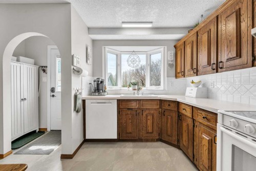 288 Deer Run Crescent Se, Calgary, AB - Indoor Photo Showing Kitchen