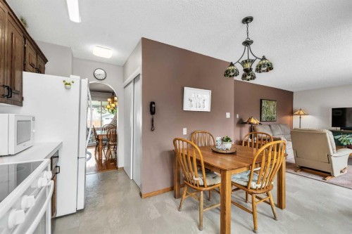 288 Deer Run Crescent Se, Calgary, AB - Indoor Photo Showing Dining Room