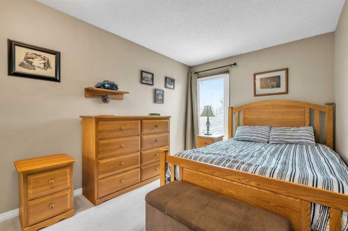 288 Deer Run Crescent Se, Calgary, AB - Indoor Photo Showing Bedroom