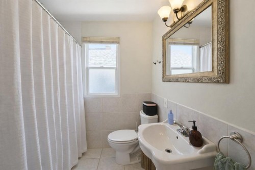 714 17 Avenue Nw, Calgary, AB - Indoor Photo Showing Bathroom