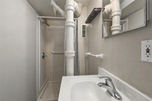 714 17 Avenue Nw, Calgary, AB - Indoor Photo Showing Bathroom