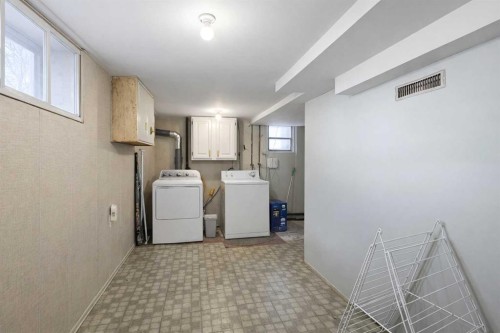 714 17 Avenue Nw, Calgary, AB - Indoor Photo Showing Laundry Room