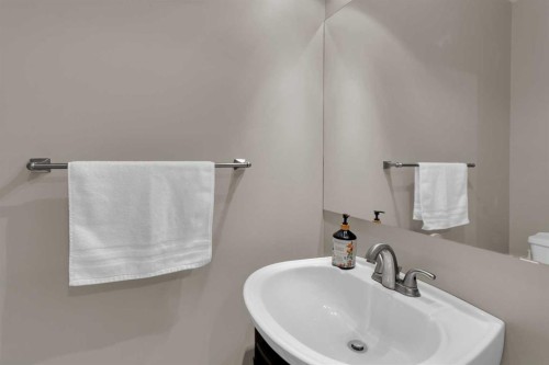 45-567 Edmonton Trail Ne, Airdrie, AB - Indoor Photo Showing Bathroom
