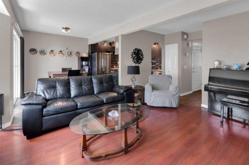 45-567 Edmonton Trail Ne, Airdrie, AB - Indoor Photo Showing Living Room