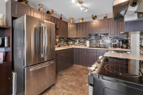 45-567 Edmonton Trail Ne, Airdrie, AB - Indoor Photo Showing Kitchen