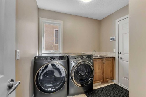 273 Everglade Circle Sw, Calgary, AB - Indoor Photo Showing Laundry Room