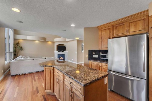 273 Everglade Circle Sw, Calgary, AB - Indoor Photo Showing Kitchen