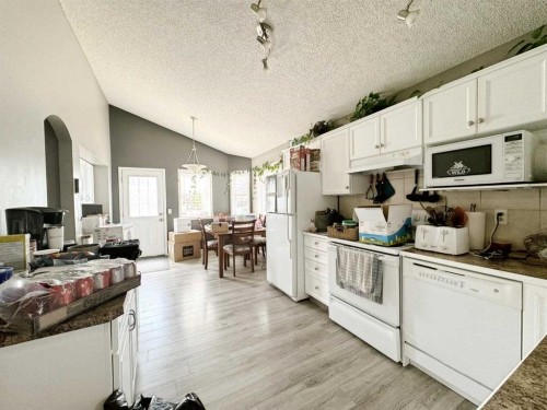 101 Channelside Cove Sw, Airdrie, AB - Indoor Photo Showing Kitchen