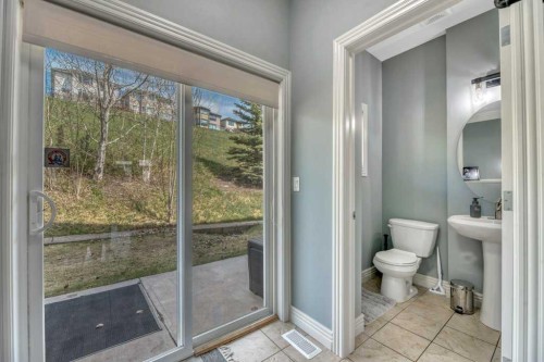8-172 Rockyledge View Nw, Calgary, AB - Indoor Photo Showing Bathroom