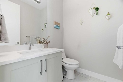 2024 36 Avenue, Calgary, AB - Indoor Photo Showing Bathroom