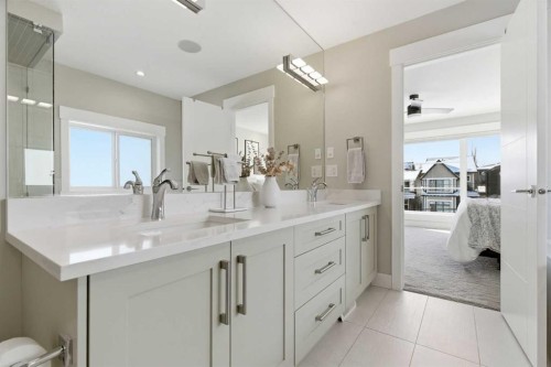 2024 36 Avenue, Calgary, AB - Indoor Photo Showing Bathroom